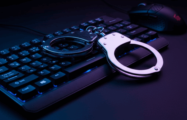 Homem é preso em Brasilia df apos aliciar menina de Garuva em jogo online - capa Tribuna de Itapoa