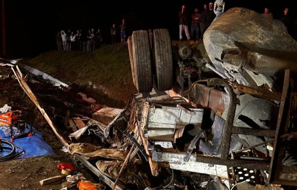 Motorista resgatado apos caminhao capotar na BR-376 em Garatuba PR - Capa Tribuna de Itapoa