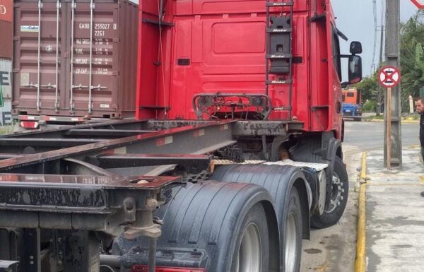 PM de Itapoa realiza remocoes de caminhoes irregulares apos fim de moratoria 09