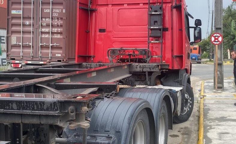 PM de Itapoa realiza remocoes de caminhoes irregulares apos fim de moratoria 09