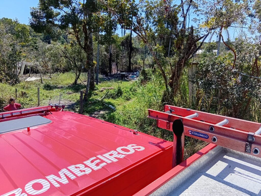 Residencia destruida por incendio no bairro Barra do Sai em Itapoa 1