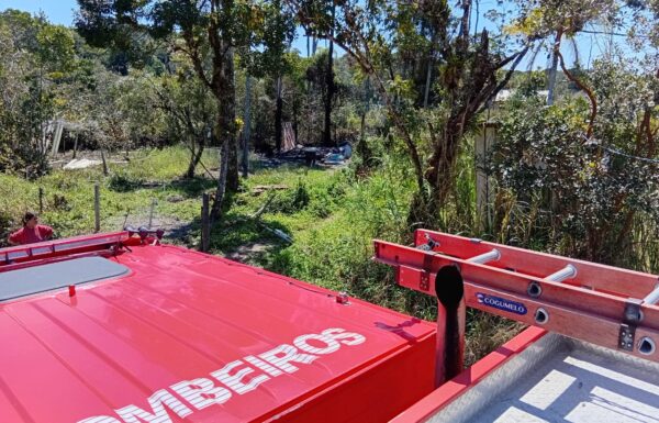 Residencia destruida por incendio no bairro Barra do Sai em Itapoa 1