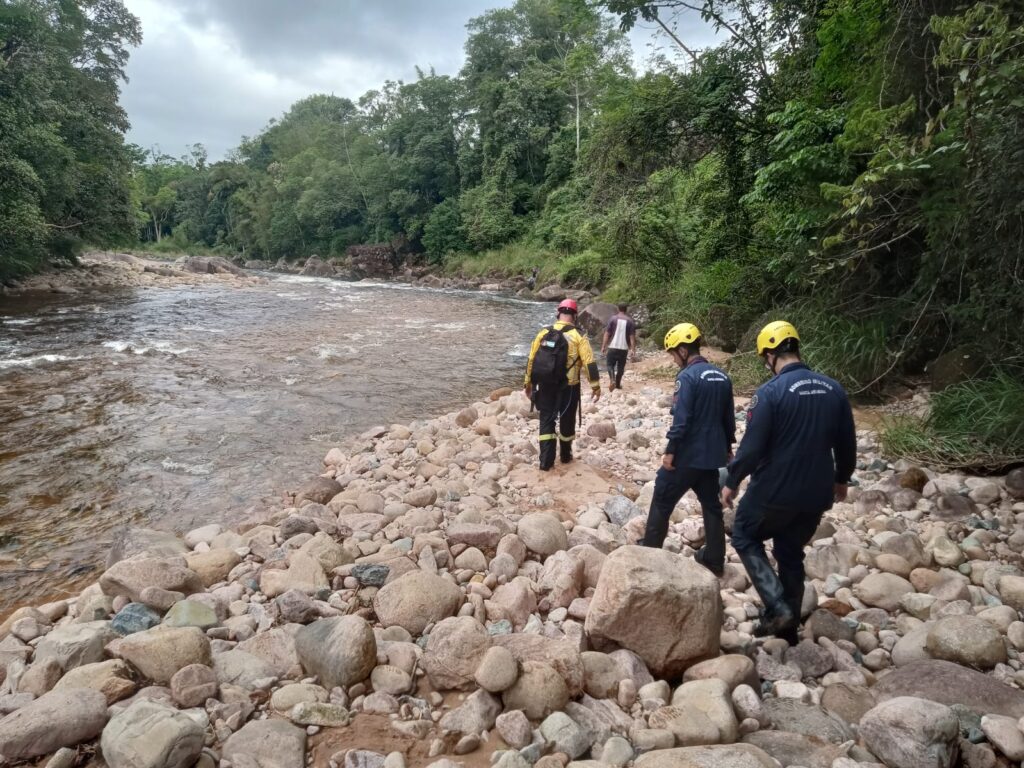 Bombeiros buscam homem desaparecido em area de mata em Garuva 17