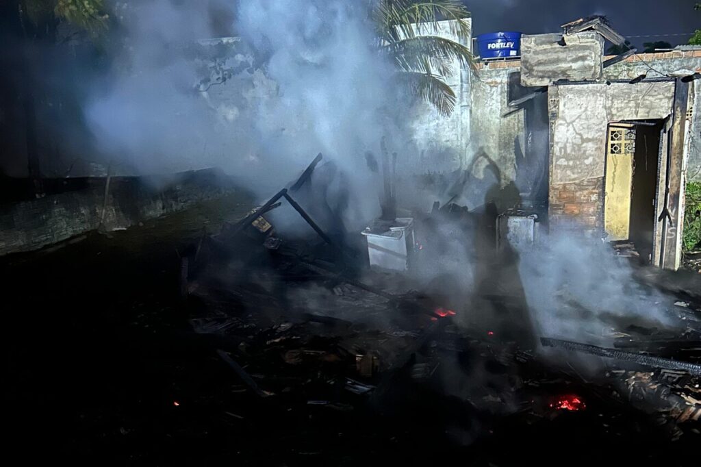 Casa de madeira destruida por incendio em terreno com tres residencias 2 - Capa Tribuna de Itapoa