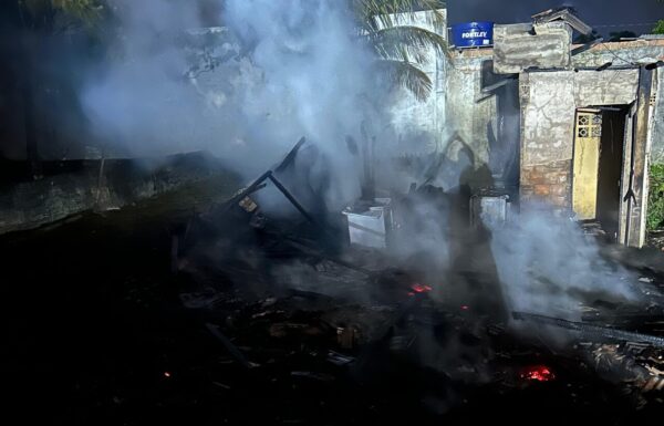 Casa de madeira destruida por incendio em terreno com tres residencias 2 - Capa Tribuna de Itapoa