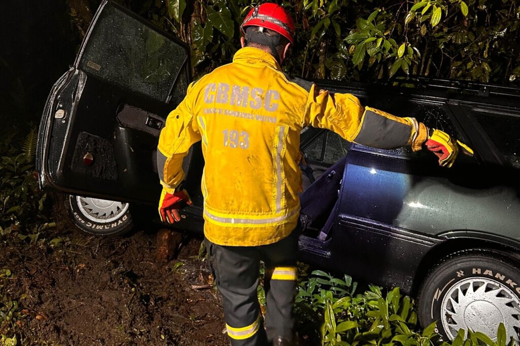 Duas pessoas ficam feridas apos carro antigo sair da pista e colidir com arvore em Garuva - Capa Tribuna de Itapoa
