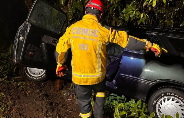 Duas pessoas ficam feridas apos carro antigo sair da pista e colidir com arvore em Garuva - Capa Tribuna de Itapoa