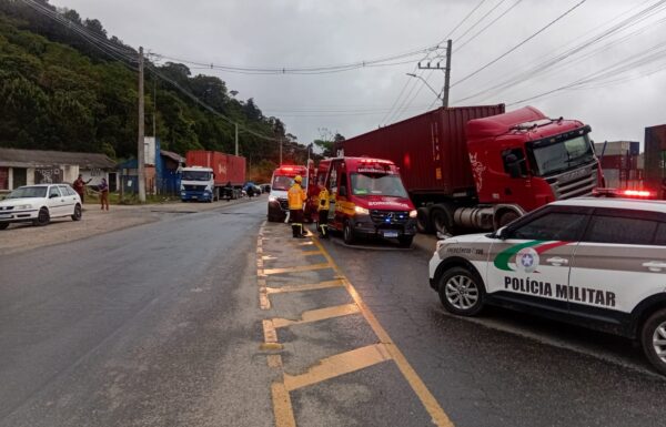 Homem sofre ferimentos graves apos atropelamento por caminhao em Itapoa 3