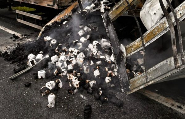 Incendio em carreta carregada com papel higienico mobiliza bombeiros na BR-376 - capa Tribuna de Itapoa