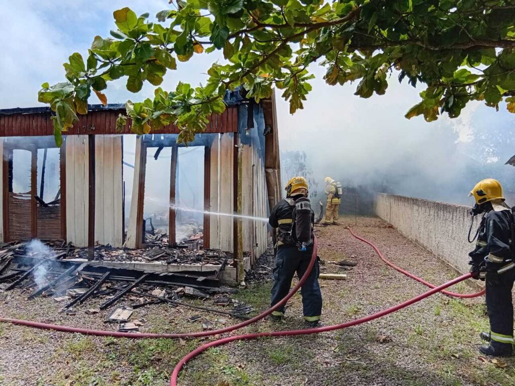 Incendio consome casa de veraneio em construcao na tarde deste domingo 1