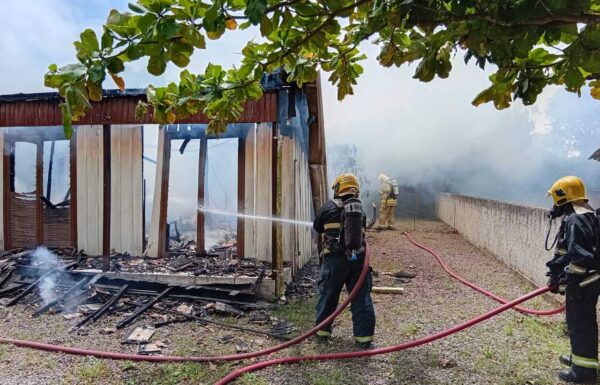 Incendio consome casa de veraneio em construcao na tarde deste domingo 1