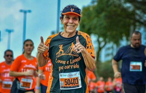 Aos 69 anos, corredora de Itapoa busca apoio para seguir colecionando podios e medalhas 01 - capa Tribuna de Itapoa