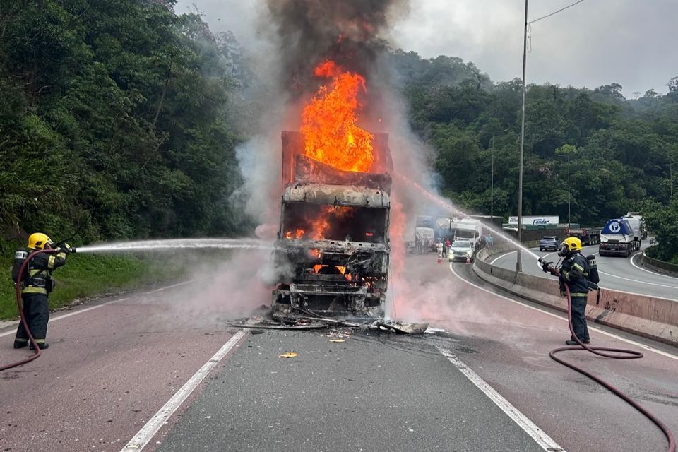 Incendio destroi cabine de caminhao de cerveja na BR-376 e carga saqueada - Capa Tribuna de Itapoa