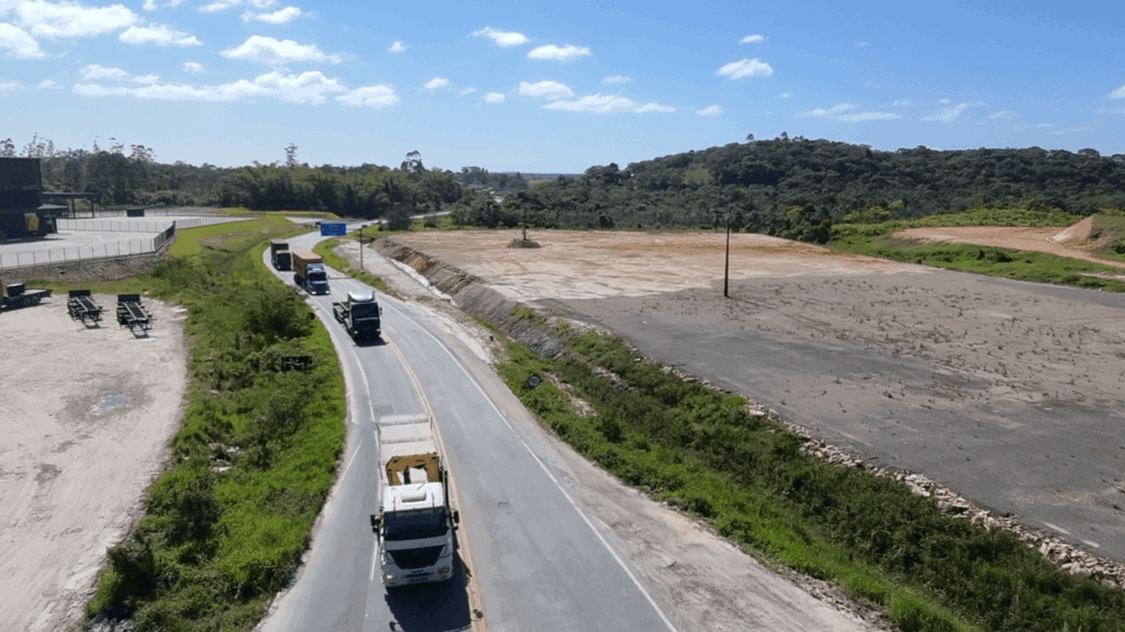 Motoristas paralisam atividades de frete no Porto Itapoa em busca de reajuste - Capa Tribuna de Itapoa