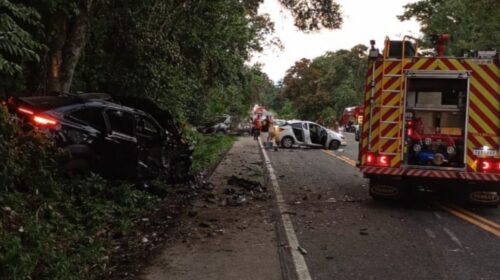 Grave acidente na PR-412, com tres veiculos, deixa dois mortos e multiplos feridos - Capa Tribuna de Itapoa