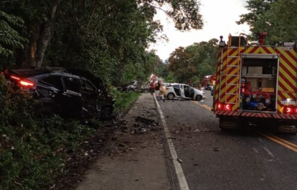 Grave acidente na PR-412, com tres veiculos, deixa dois mortos e multiplos feridos - Capa Tribuna de Itapoa