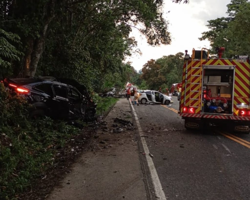 Grave acidente na PR-412, com tres veiculos, deixa dois mortos e multiplos feridos - Capa Tribuna de Itapoa