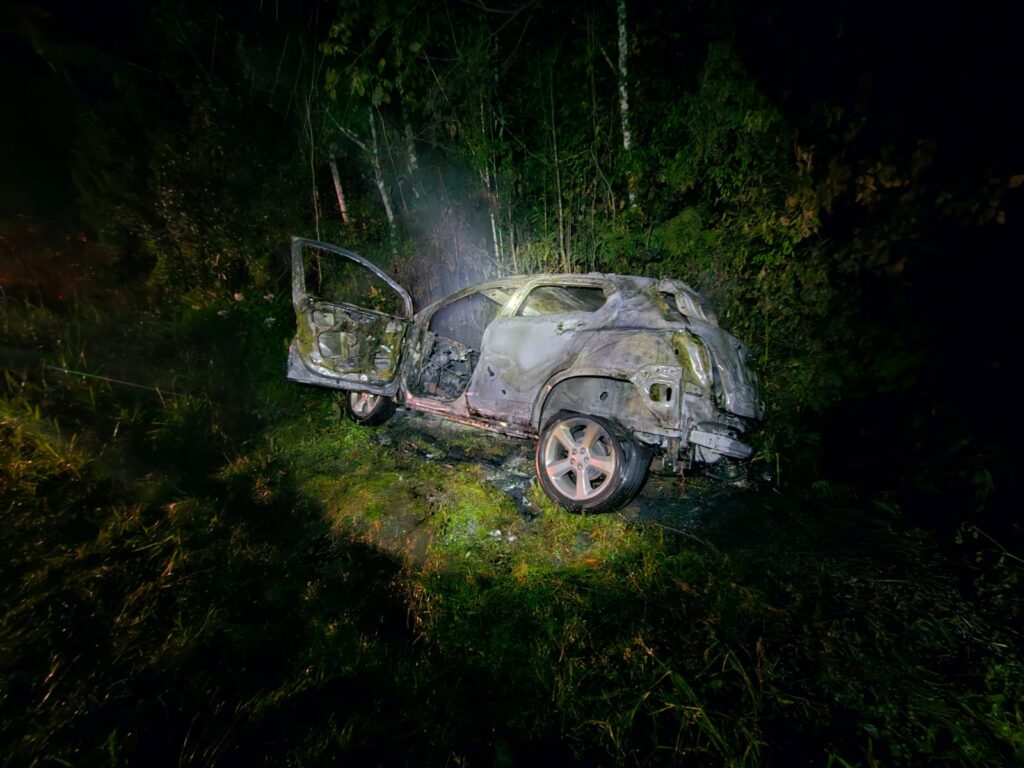 Carro capota e pega fogo na Estrada Joao Cornelsen em Itapoa 1