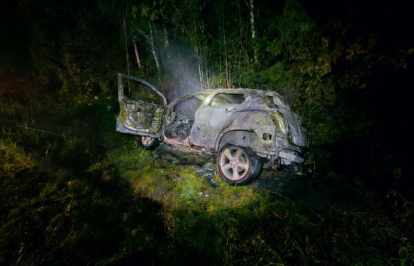 Carro capota e pega fogo na Estrada Joao Cornelsen em Itapoa 1