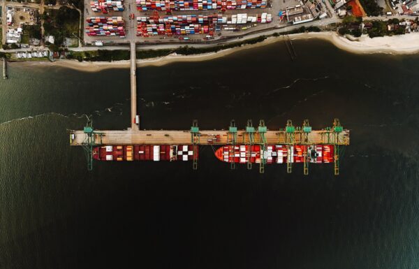 Porto Itapoa lidera cabotagem no sul do Brasil e ajuda a reduzir emissão de gases poluentes - Capa Tribuna de Itapoa