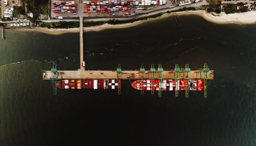 Porto Itapoa lidera cabotagem no sul do Brasil e ajuda a reduzir emissão de gases poluentes - Capa Tribuna de Itapoa