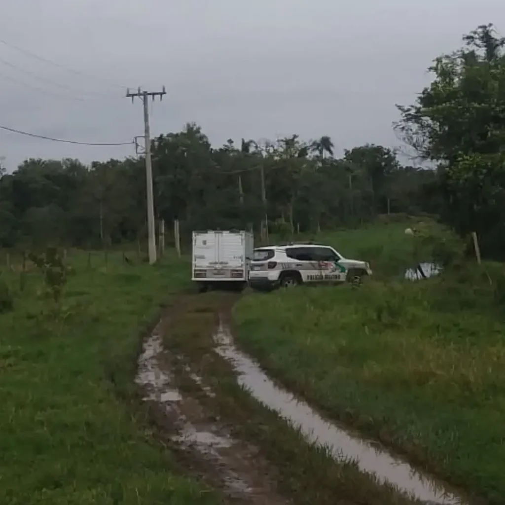 Corpo amarrado e envolto em lona encontrado no Rio Sai-Mirim em Itapoa