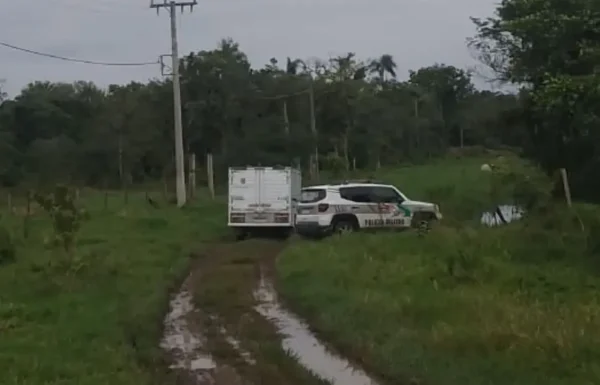 Corpo amarrado e envolto em lona encontrado no Rio Sai-Mirim em Itapoa