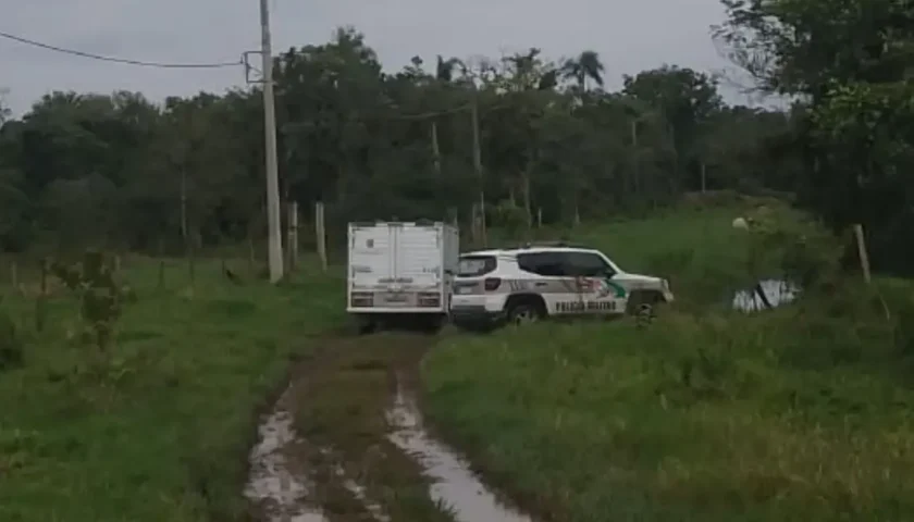 Corpo amarrado e envolto em lona encontrado no Rio Sai-Mirim em Itapoa
